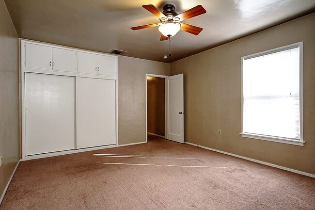Building Photo - 225 Las Palmas Ave, Modesto