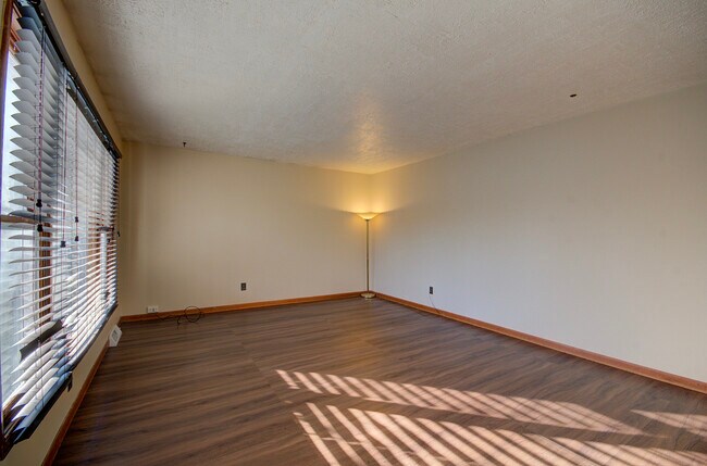 Building Photo - 507 Oakview Ave