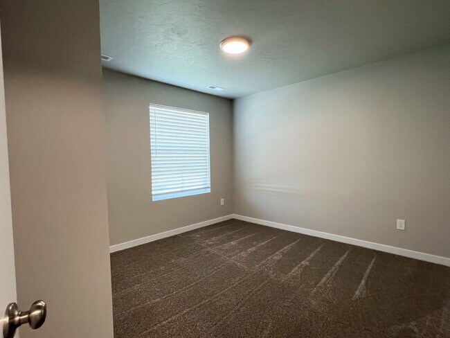 Foto del edificio - Newer 3 bed 2 bath with a home office just...