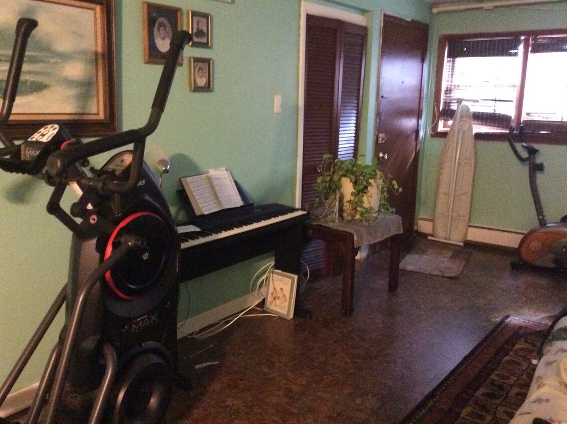 Living room - 7810 S Constance Ave