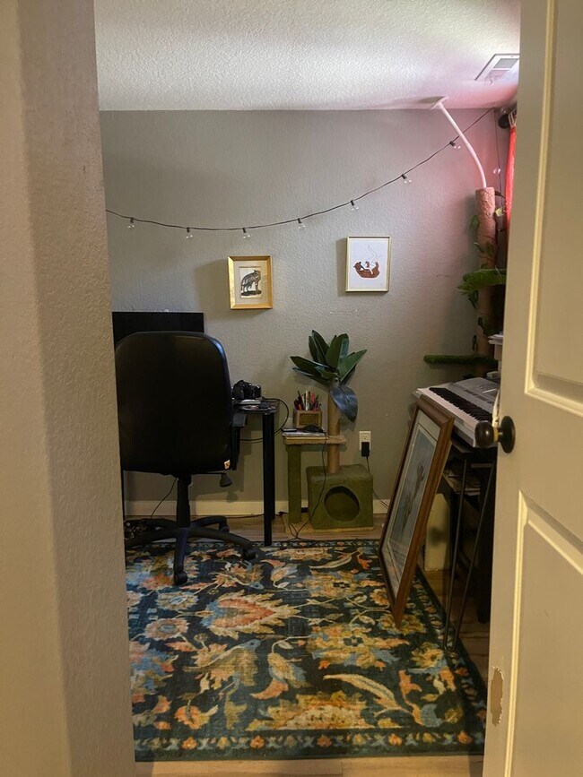 Foto del edificio - Updated 2 Bedroom 1 Bathroom Lower Level Apartment in Bungalow in Denver's Barnum Neighborhood