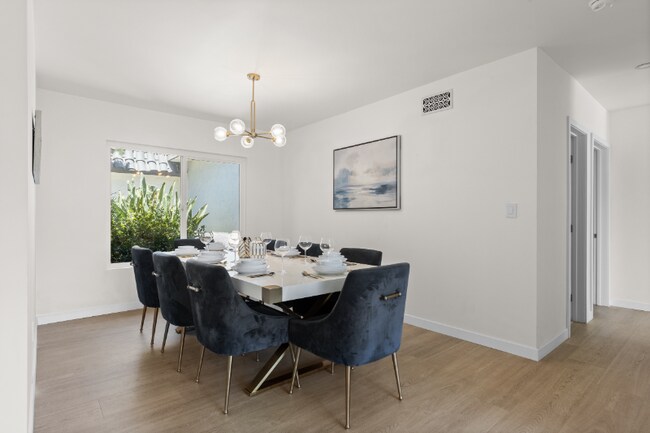 Foto del edificio - 9038 Whitaker Ave