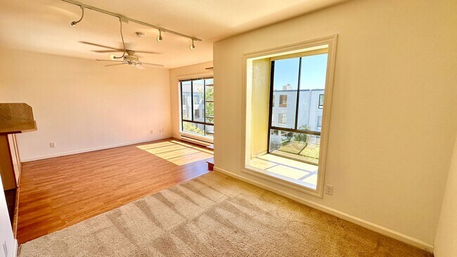 Foto del edificio - Exceptionally Remodeled Top-Floor Bright Studio