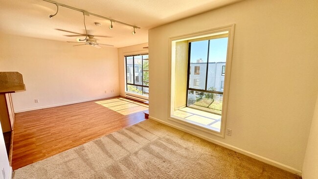 Building Photo - Exceptionally Remodeled Top-Floor Bright Studio