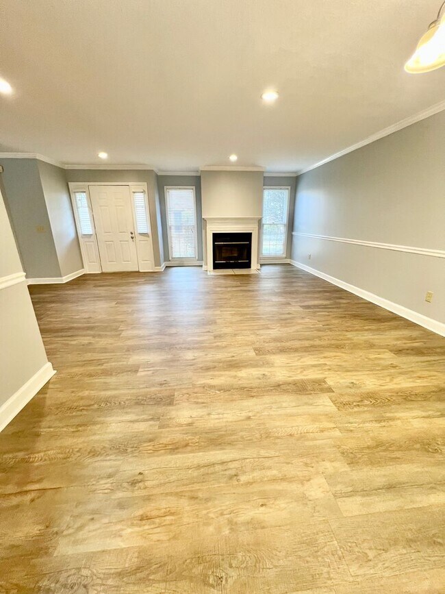 Building Photo - 219 Highland Villa Circle