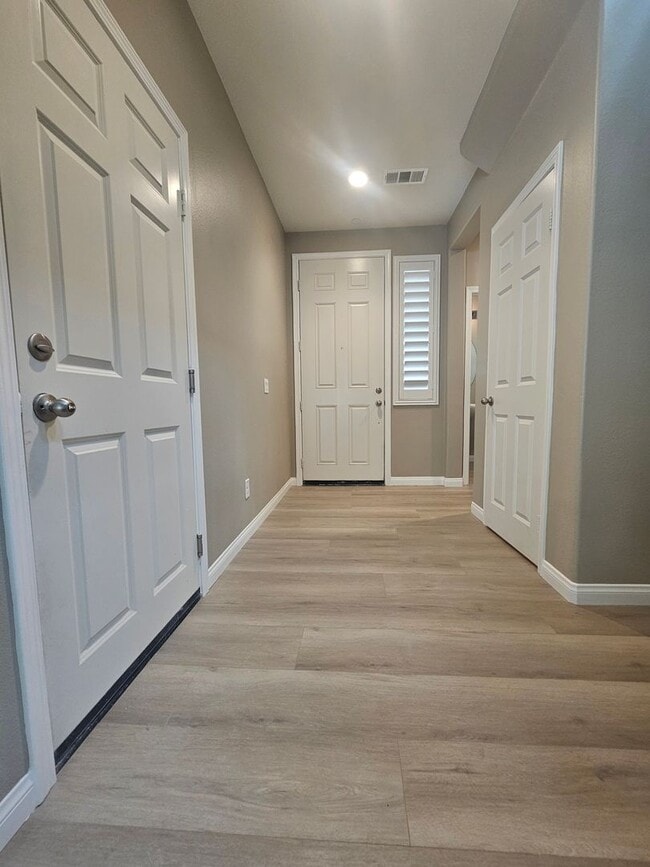 Building Photo - Gorgeous Spacious 3-Bedroom Home Now Avail...