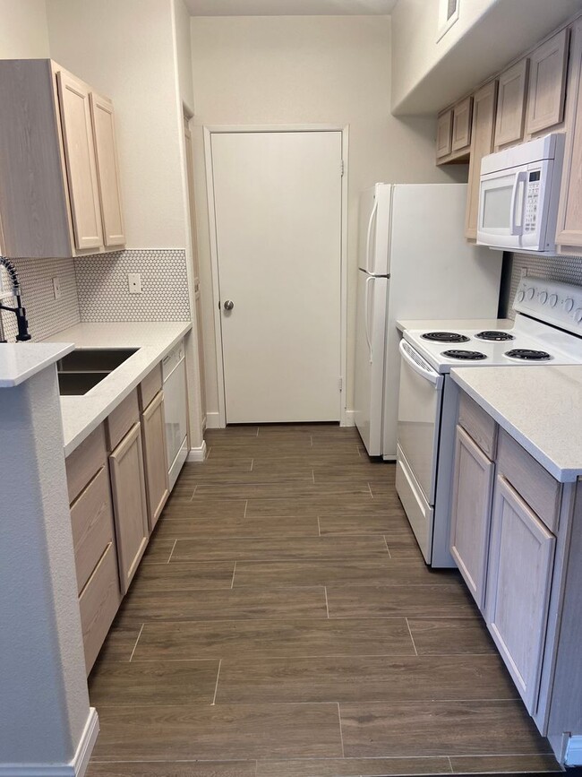 Foto del edificio - Nicely upgraded 1 bedroom on the South Strip