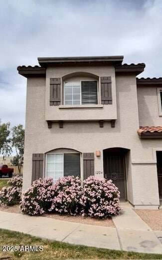 Building Photo - 1961 N Hartford St