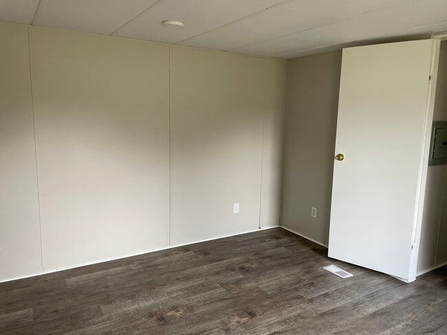 Building Photo - 176 Circle Dr