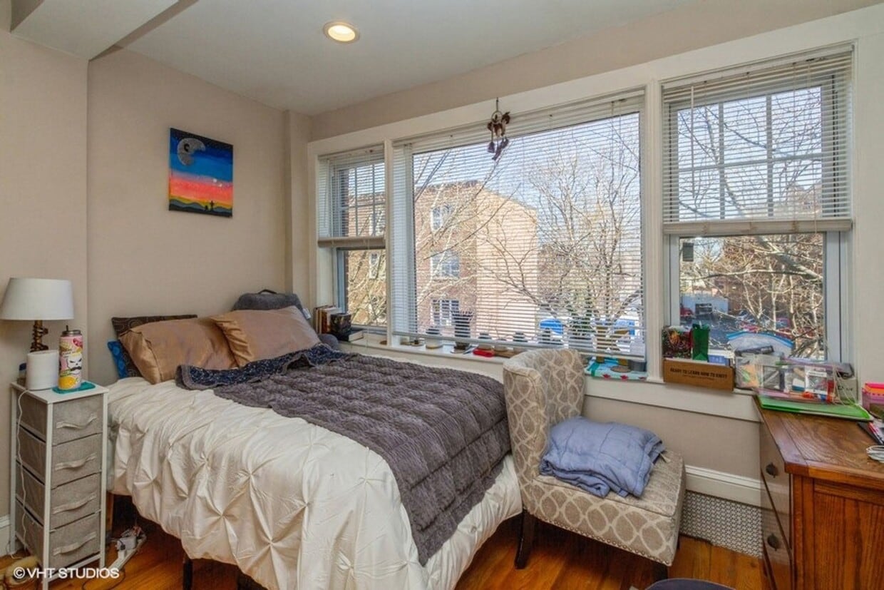 Bright, Luxurious 3Bed Next to B,C, D Lines! - Bright, Luxurious 3Bed Next to B,C, D Lines!