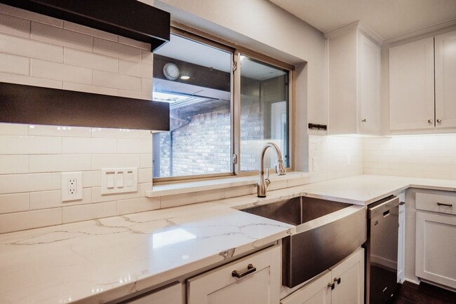 Building Photo - 3205 Winchester Dr