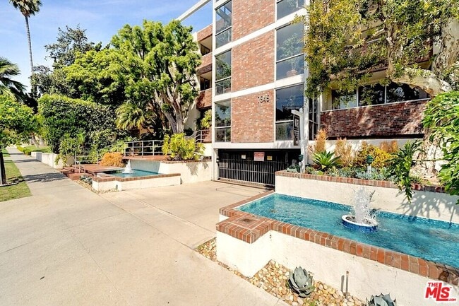 Foto del edificio - 7949 Selma Ave