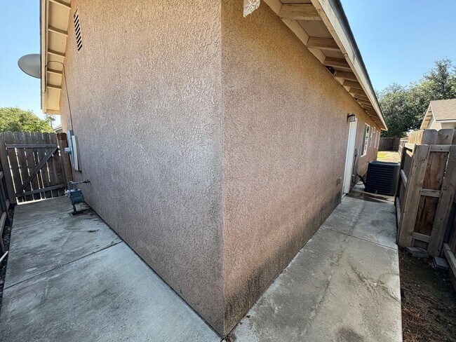 Foto del edificio - Tulare home move-in ready!