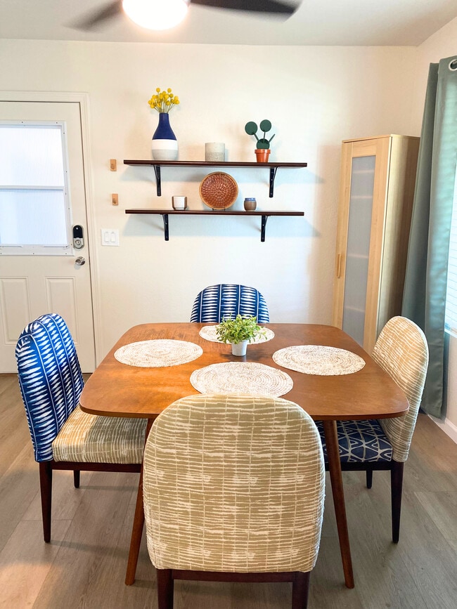 Disfrute de su nuevo hogar y de las múltiples comidas que podrá compartir alrededor de esta encantadora mesa de comedor. - 1795 W 28th St