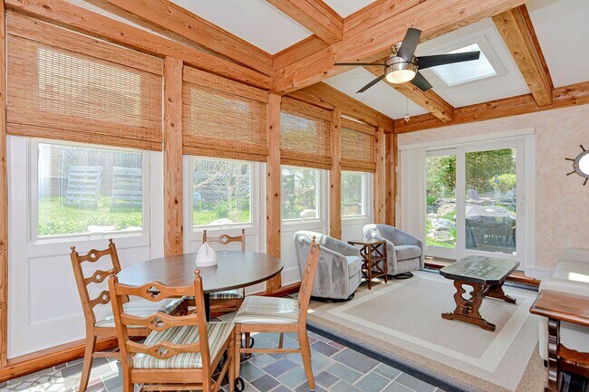 Foto del edificio - WINTER RENTAL: Two Beaches Cottage