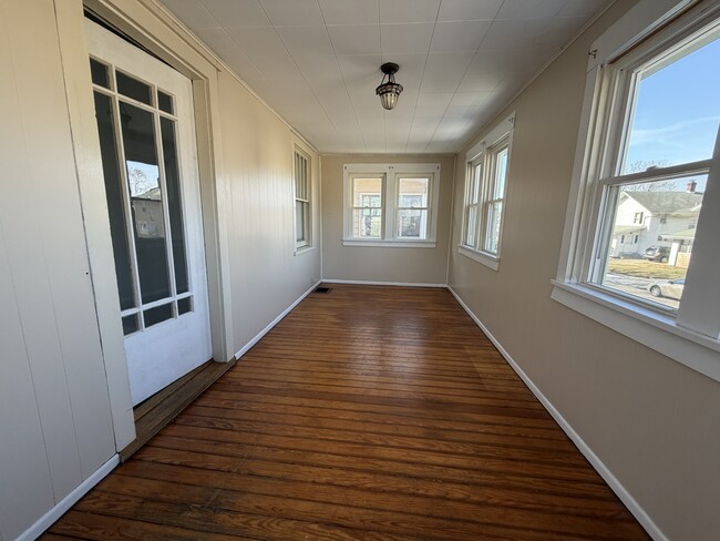 Building Photo - 136 E Woodside St