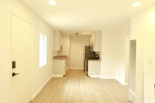 Building Photo - 833 Orange Grove Ave