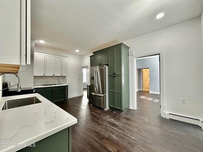 Building Photo - 608 7th Ave