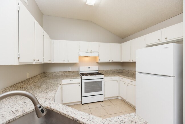 Foto del edificio - 1207-1207 Hyridge St