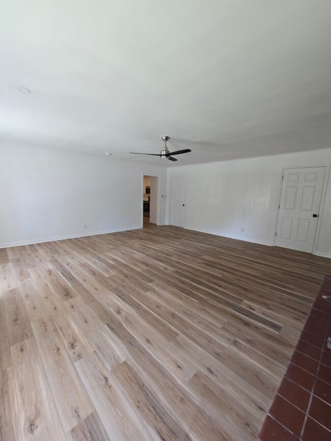 Building Photo - 100 Colonial Dr