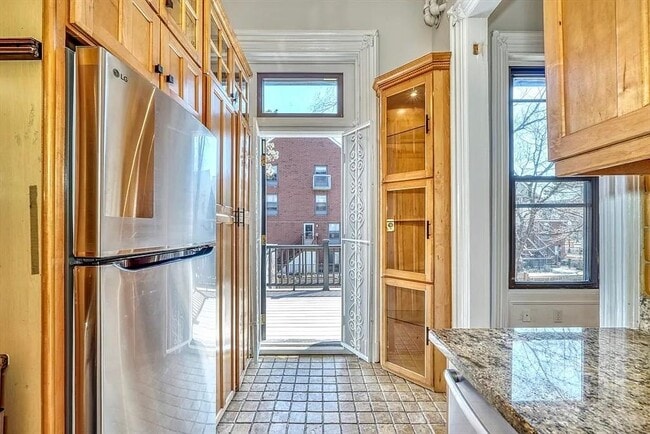 Building Photo - 654 Tremont St