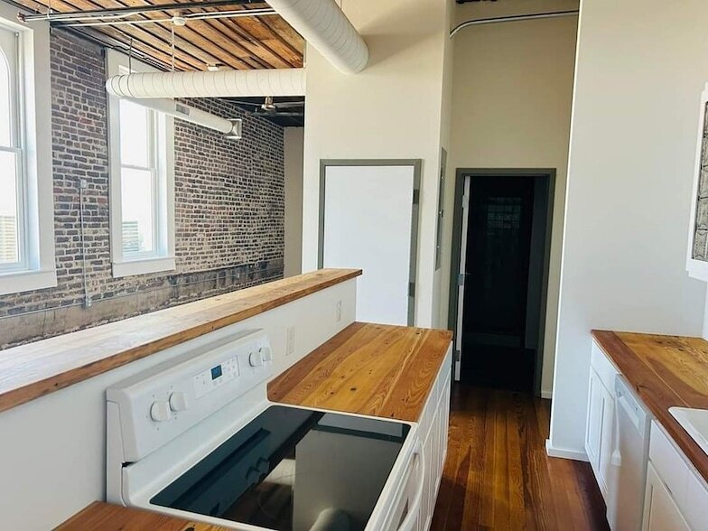 Primary Photo - 201 E Chambers St