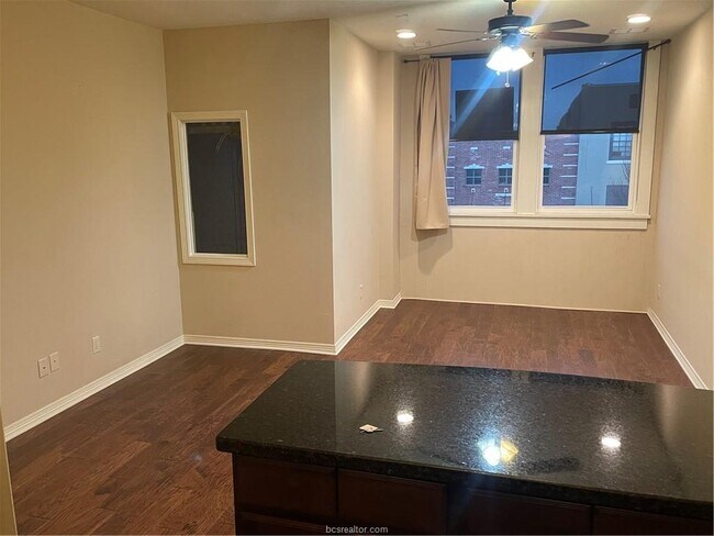 Foto del edificio - 206 N Main St