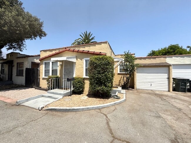 Building Photo - Newly Updated Cottage - Fenced Backyard, 1...