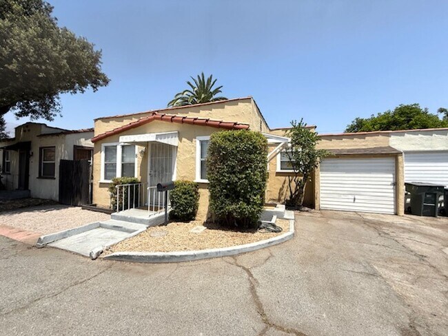 Foto del edificio - Newly Updated Cottage - Fenced Backyard, 1...