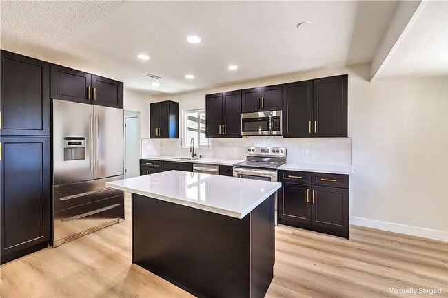 Foto del edificio - Coming Soon! 3bed 2 bath plus Casita HUGE LOT for all your RV & recreational storage needs