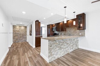 Building Photo - 3050 N Palm Aire Dr