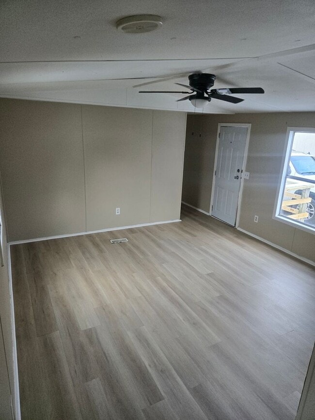 Building Photo - 3 bedroom, 2 bath Mobile Home in Yorktowne