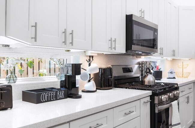 Foto del edificio - 8126 Panay Dr