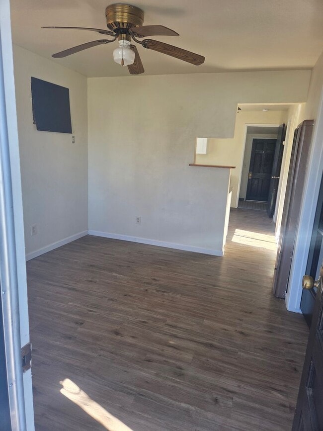 Building Photo - Charming little home in Town