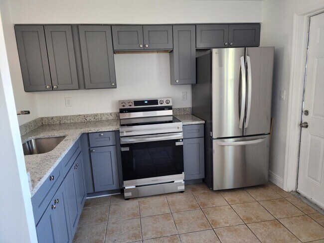 Foto del edificio - 558 Clearwater Largo Rd N