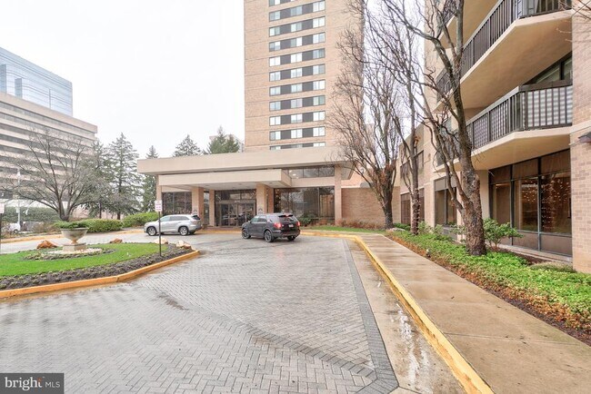 Building Photo - 3713 S George Mason Dr