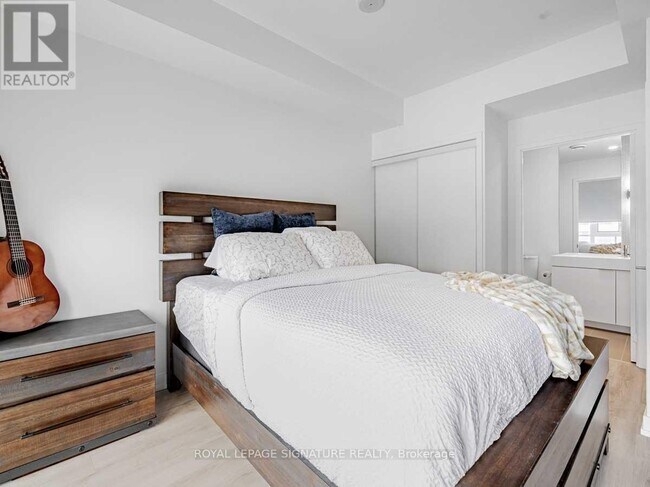 Photo du bâtiment - 33 Helendale Ave