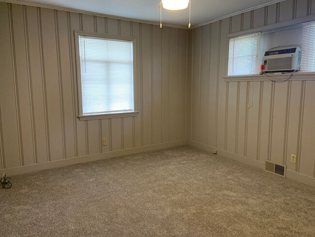 Building Photo - Adorable 2 Bedroom Duplex Close to Downtow...