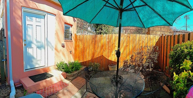 Building Photo - 1017 Hollins St