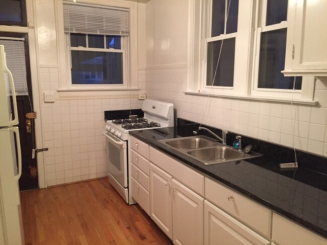 Kitchen - 4844 Elm St