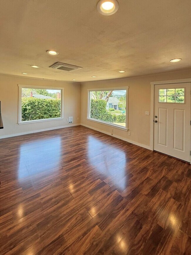 Foto del edificio - Renovated 2 Bedroom Home in Rainier Beach ...