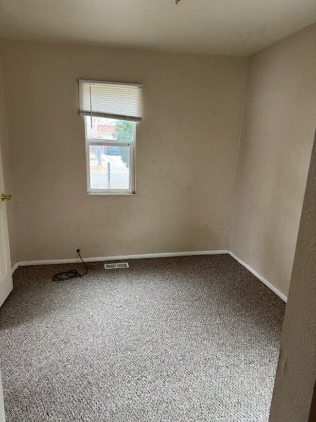 Foto del edificio - ALL PROSPECTIVE TENANTS MUST SUBMIT A $58 ...