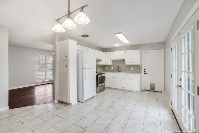 Foto del edificio - 300 Roanoke Dr