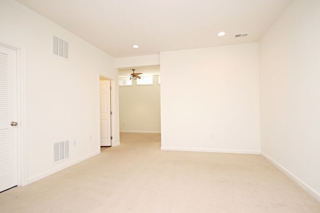Building Photo - Dog-Friendly Pavilions at Pantops Townhome