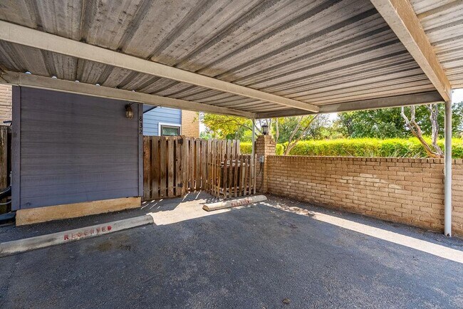 Foto del edificio - 832 Banister Ln
