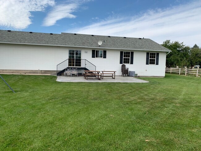 Building Photo - 9022 S 400 W