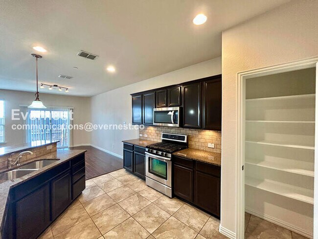 Building Photo - 3 Bed/2.5 Bath Townhome with Garage / Pet-Friendly / Vouchers Accepted / Available Now!