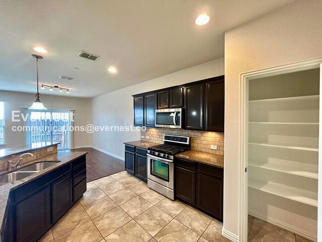 Photo - 3 Bed/2.5 Bath Townhome with Garage / Pet-Friendly / Vouchers Accepted / Available Now!