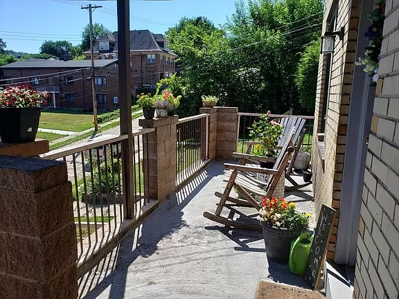 Front Porch - 61 Warren St