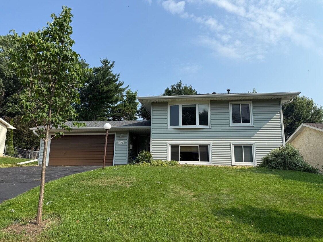 Primary Photo - Modern 4 bed 2 Bath Split Level Single Fam...